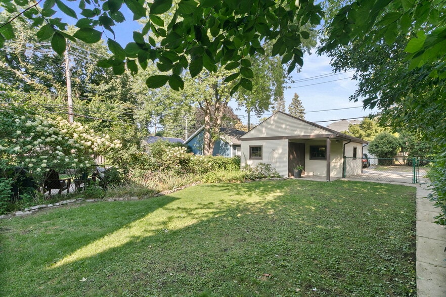 backyard garage - 1031 Wesley Ave