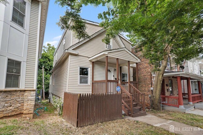 Building Photo - 181 Hale St