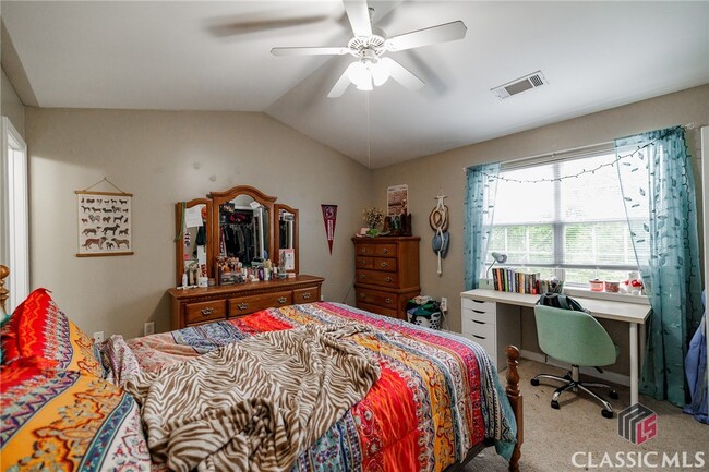 Building Photo - 205 Woodstone Dr