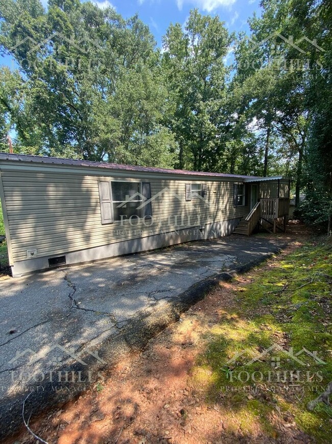 Building Photo - Spacious 3BR/2BA Home with Appliances Incl...