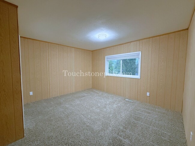Building Photo - Bright Milwaukie Home with Deck and Large Yard!