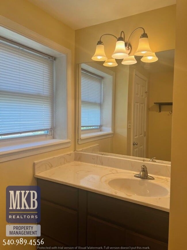 Building Photo - 4 Bedroom 2 Bath in Monterey Neighborhood