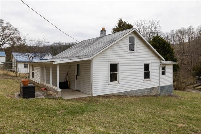 Building Photo - Cozy Living in a Convenient Christiansburg Location