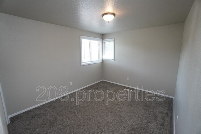 Building Photo - 698 Berwick Dr