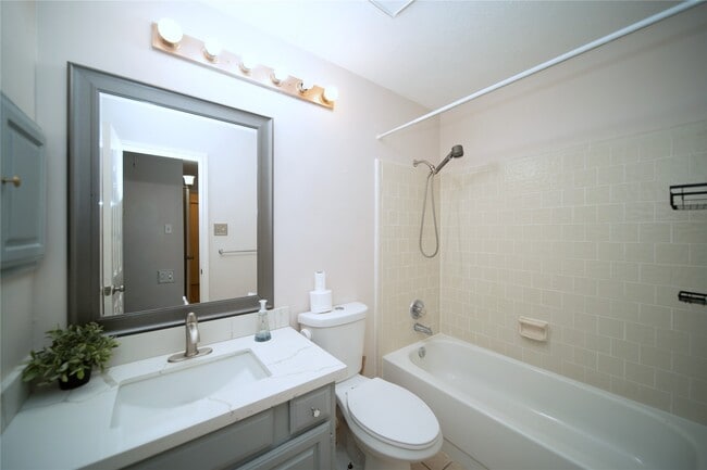 Building Photo - 3110 Flintwood Dr