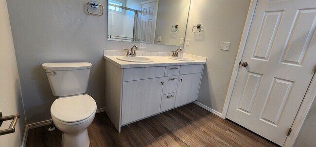 Building Photo - 409 Hildago Wy