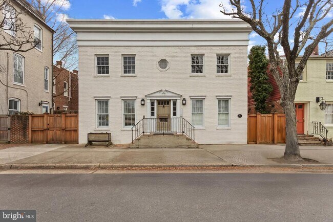 Building Photo - 810 Queen St