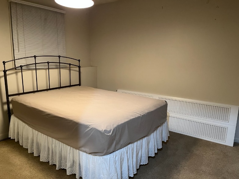 Building Photo - 210 Pinehurst Ln