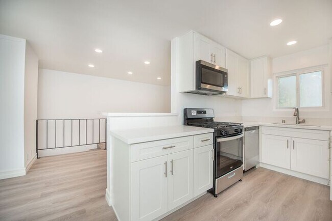Building Photo - Downtown HB Remodled unit - 2 blocks from the sand