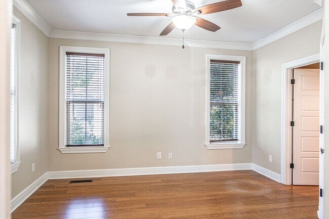 Building Photo - 445 N May St