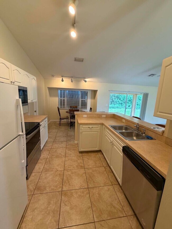Building Photo - Your Dream Home Awaits in Port Charlotte!
