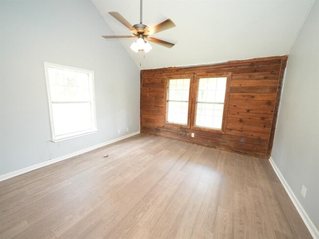 Building Photo - 625 Waugh Way