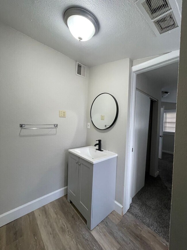 Building Photo - 818 N Corona St