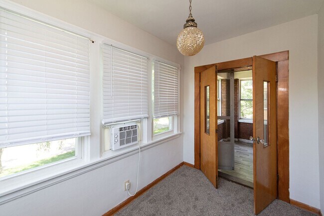 Building Photo - COVEDALE - Charming 3 bed apt, upstairs of...
