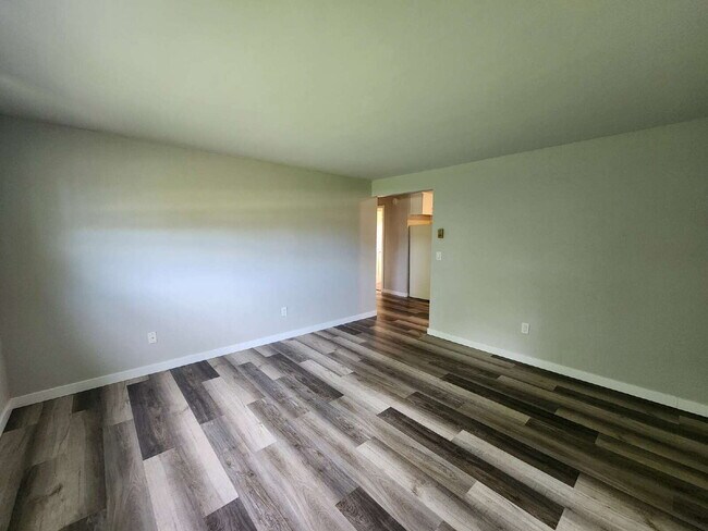 Building Photo - Updated Upper Level Apartment, Kaukauna