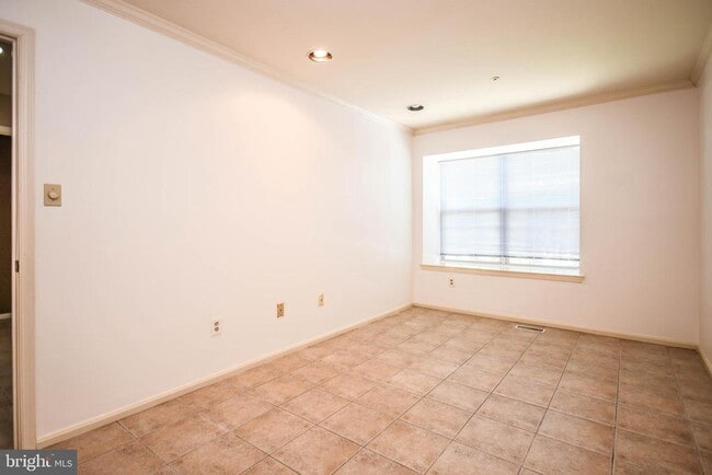 Building Photo - 5918 Edson Ln