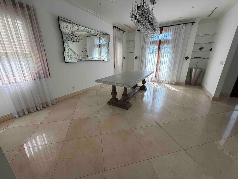 Building Photo - 9033 Cresta Dr