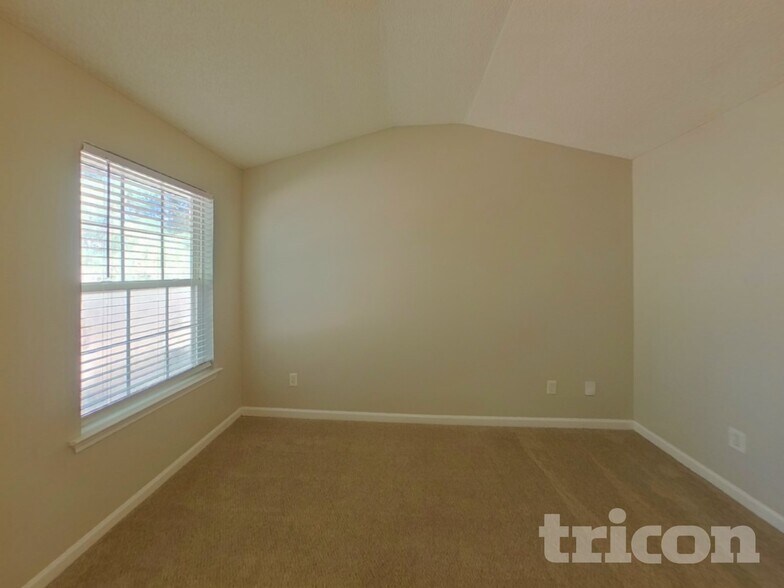 Building Photo - 2177 Red Oak Cir