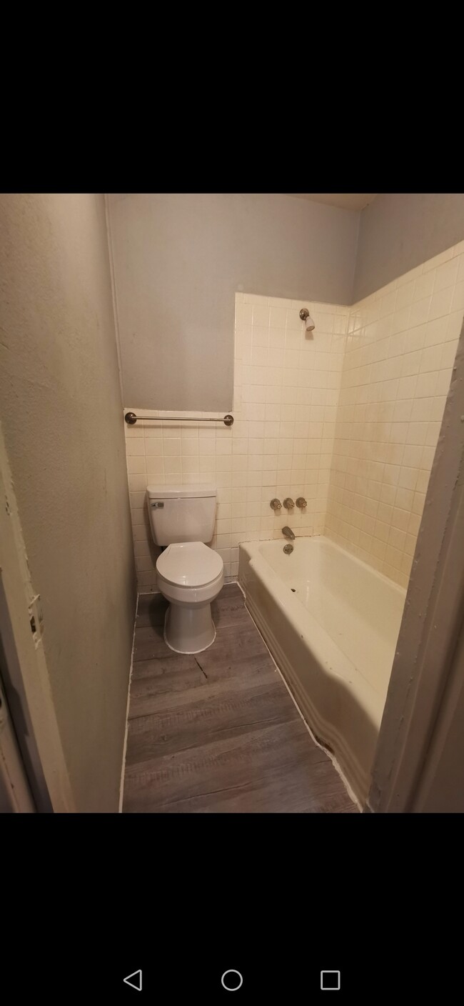 washroom - 539 Moore St S