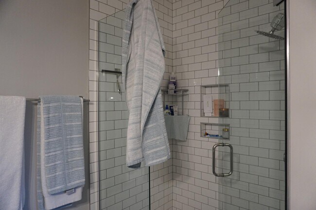 Building Photo - 509 Rosedale Ave E