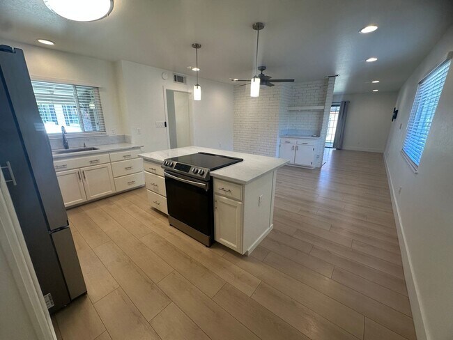 Building Photo - 9101 Rosewood Dr