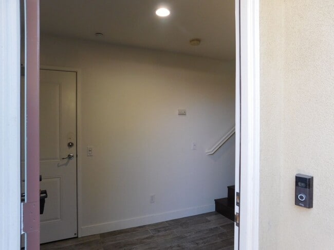 Building Photo - Beautiful Tri Level 2 Bed 2.5 Bath Single ...
