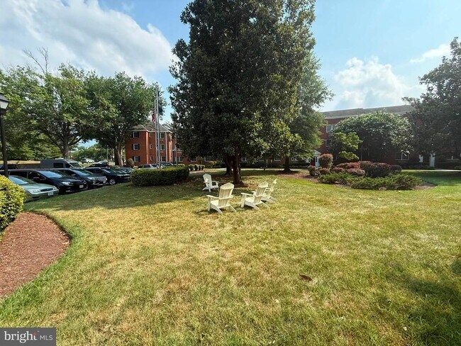 Building Photo - 1616 W Abingdon Dr