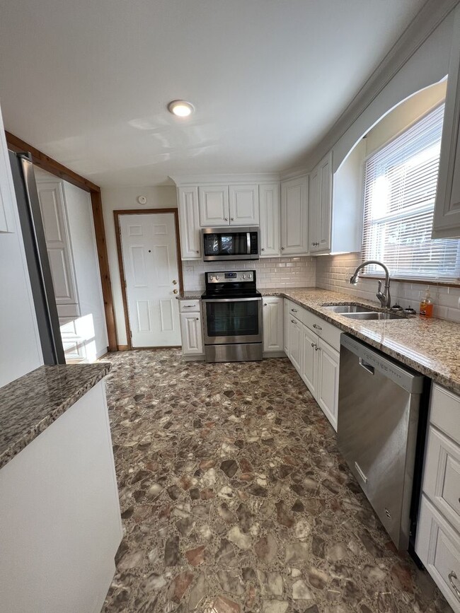 Building Photo - Single-Family Home with 2 Bedrooms and 1.5...