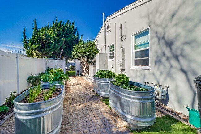 Building Photo - ***VACATION HOME AVAILABLE FROM MAY 15TH- OCTOBER 31ST*** MONTH TO MONTH