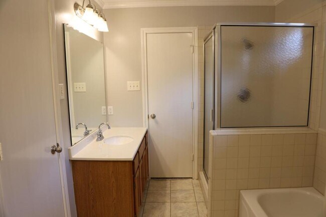 Building Photo - 3419 Lakeland Gardens Dr