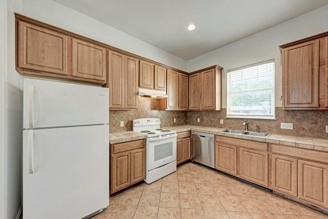 Building Photo - 1906 W 42nd St