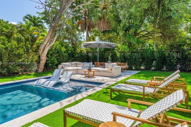 Building Photo - 6145 La Gorce Dr