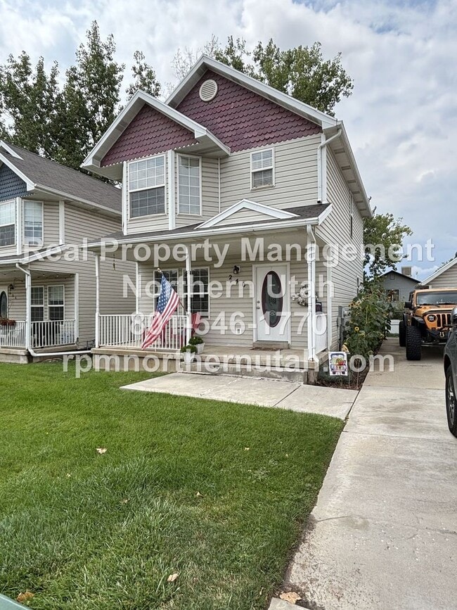 Building Photo - Charming 2-Story Home in the Heart of Clea...