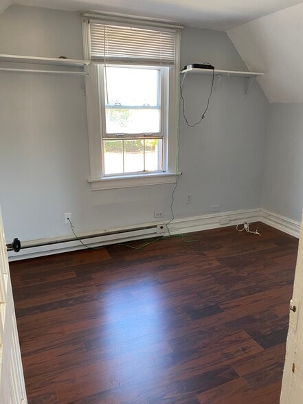 Br #1 10 x 12 looking in from kitchen - 14 Diamond St