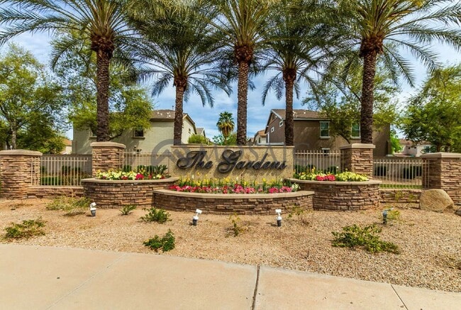 Building Photo - 1384 S Sabino Dr