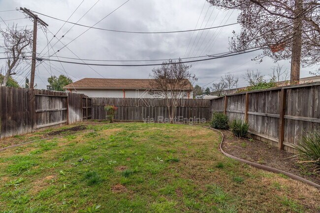 Building Photo - 2550 Plymouth Oaks Ct