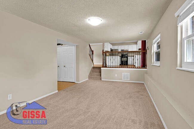 Building Photo - Beautiful home with 3 bedrooms, 2 bathroom...