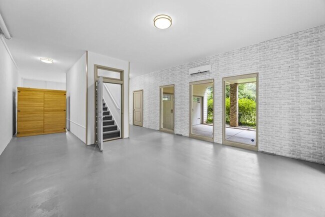 Building Photo - 1742 Helen Dr NE
