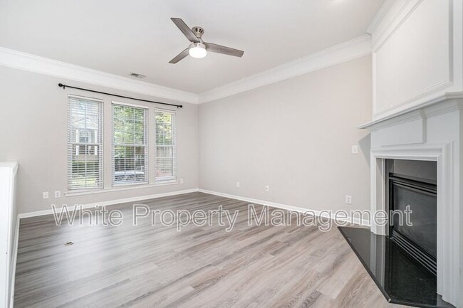 Building Photo - 822 Granby Dr