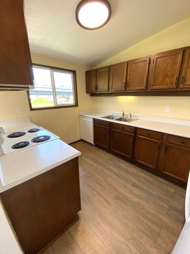Building Photo - 3bd/1 Ba Rambler in Spanaway