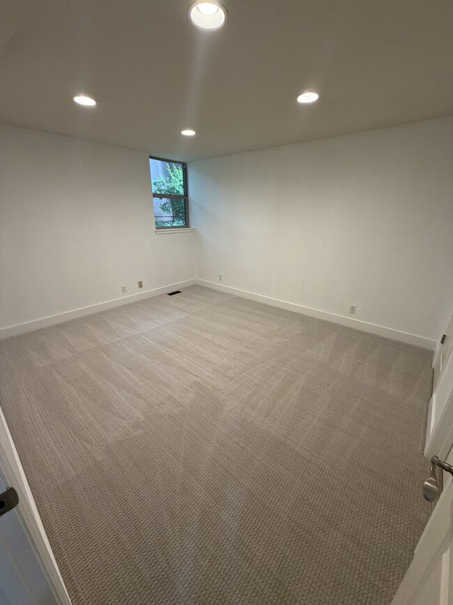 Building Photo - Foothill Dr