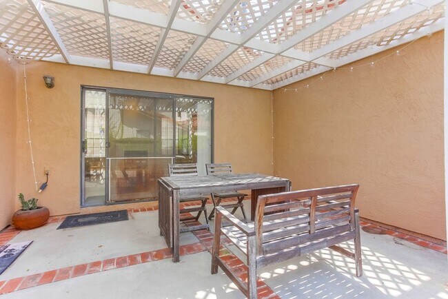 Building Photo - Charming Two Story 3 BR Home Available Mid June!