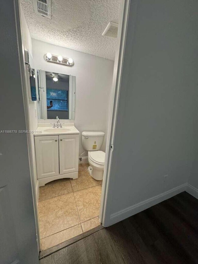 Building Photo - 605 Ixoria Ave