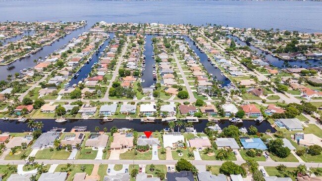 Building Photo - Welcome to your dream rental in Cape Coral! This fully remodeled, MONTH TO MONTH available home.