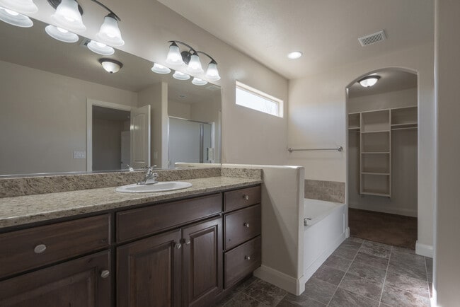Building Photo - 3 bed 2 bath home with fully-fenced yard