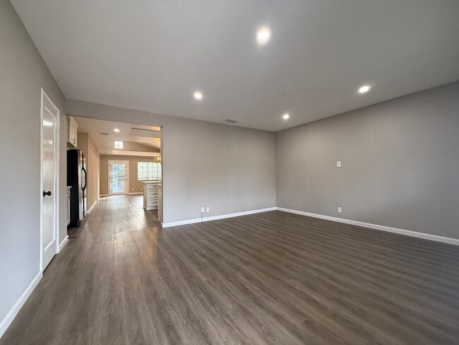 Building Photo - Nice and bright detached single-family res...