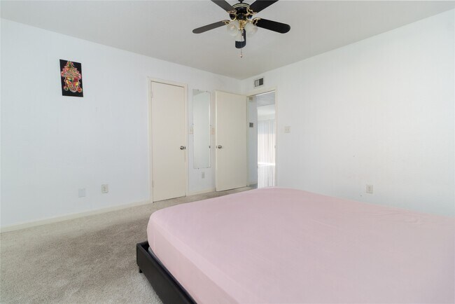 Building Photo - 6202 Skyline Dr