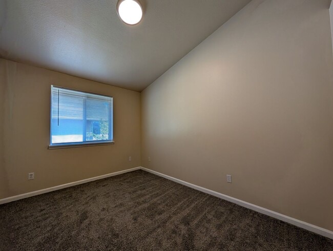 Building Photo - 3 bdrm/2 bthrm Duplex with Single Car Gara...