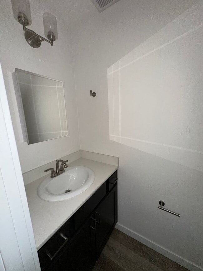 Building Photo - Beautifully Done Townhome in Phoenix Avail...