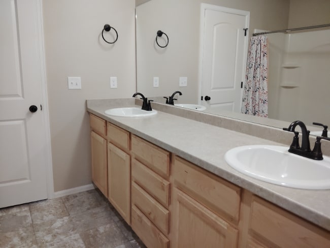 Building Photo - 704 Finch Dr